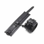 Ohmama Fetish – uniwersalne pasy nadgarstkowe, czarne, regulowane, PVC/poliuretan