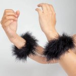 Secret Play Black Feather Cuffs mankiety z syntetycznym piórem, łańcuszek 30cm