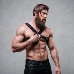 Fetish Submissive Uprząż męska na klatkę piersiową z ekoskóry i ćwiekami, regulowana