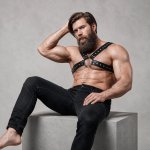 Fetish Submissive Uprząż męska na klatkę piersiową z ekoskóry i ćwiekami, regulowana