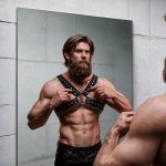 Fetish Submissive Uprząż męska na klatkę piersiową z ekoskóry i ćwiekami, regulowana