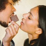 The Oh Collective Date Night Chocolates 50g – czekoladki z macą i żeń-szeniem, gra i playlista