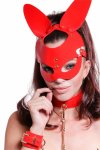 KINKY DIVA Bunny Mask Red – anatomiczna maska z ekoskóry, czerwony połysk, regulowana, opakowanie woreczek