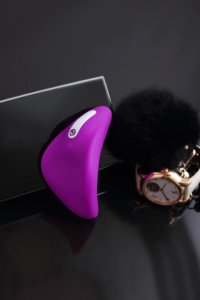 Nomi Tang Better Than Chocolate 2 Red Violet – stymulator z panelem dotykowym, wodoodporny