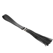 Bijoux Indiscrets Maze Tassel Flogger Black – czarny pejcz z frędzlami, eko-skóra, kolekcja Maze