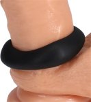 Doc Johnson Master – wytrzymały pierścień anatomiczny, czarny, elastyczny materiał